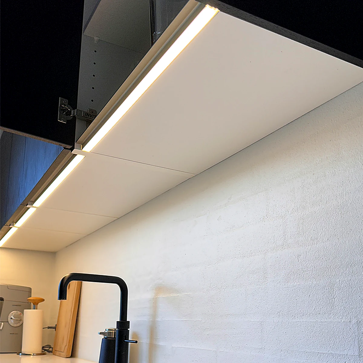 AuraEdge LA3716 handle-free LED aluminum profile kitchen undercabinet application