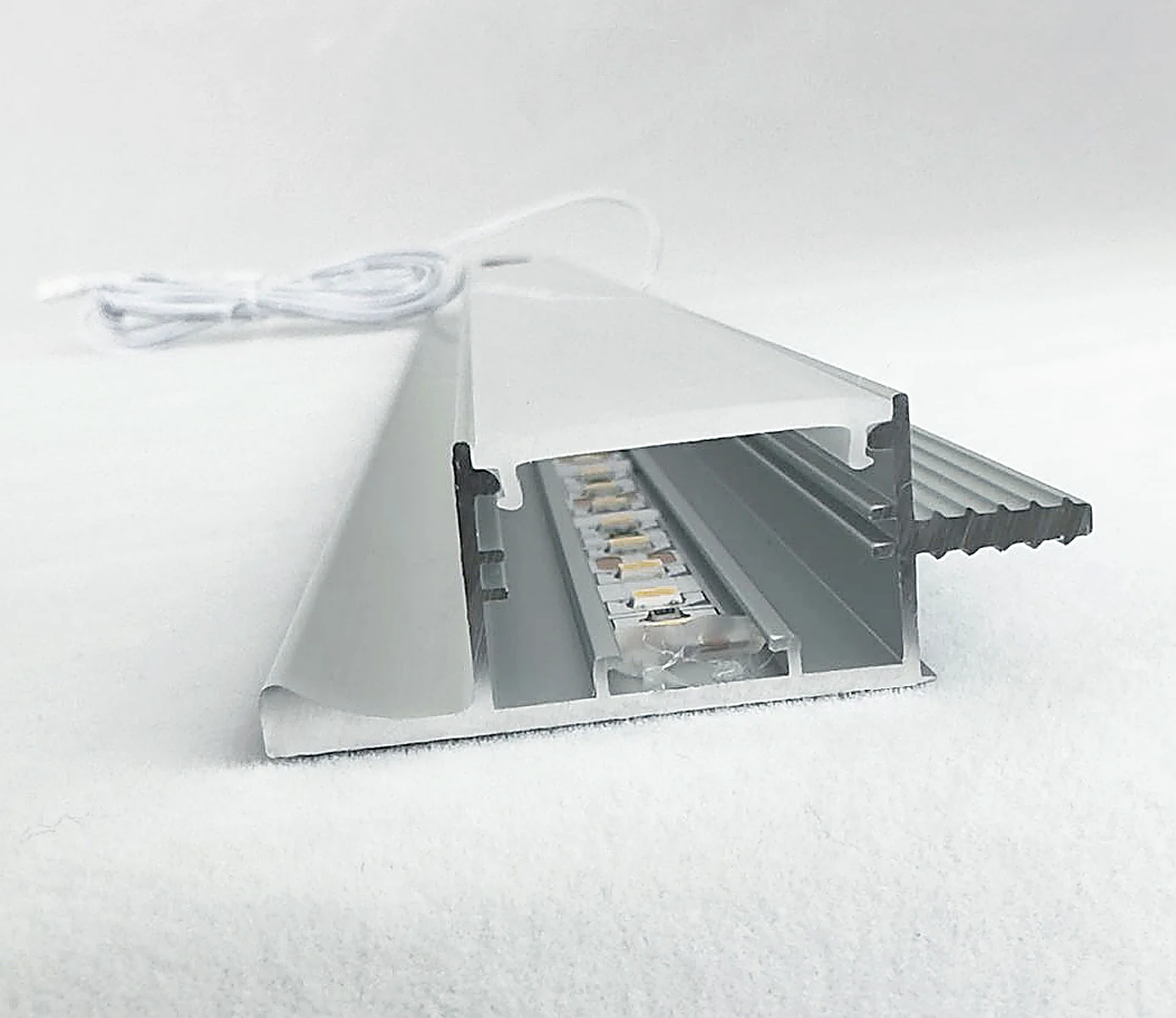 AuraEdge LA3716 handle-free LED aluminum profile with PC diffuser and LED strip